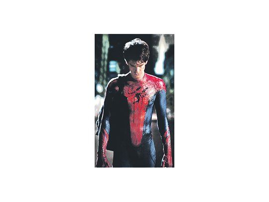 Andrew Garfield, el actor que suplirá a Toby Maguire en la cuarta película del Hombre araña, posa con el traje que estrenará el personaje en ese film.