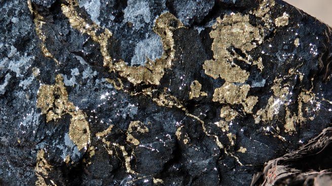 El sondaje 26QD-1649 registró 1,80 metros con 1.510 gramos de oro y 1.250 gramos de plata por tonelada en el cuerpo Santiago, dentro de Carbonatos Profundos.