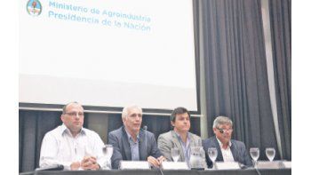 Si bien estaba planeado que Ricardo Buryaile diera la conferencia ayer, no pudo por problemas de agenda. Estuvieron Ricardo Negri, Guillermo Bernaudo, Santiago Hardie y Jesús Silveyra.