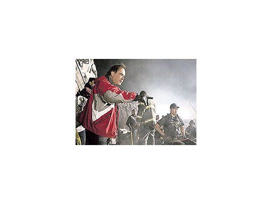 Oliver Stonedurante elrodaje de«TorresGemelas», laprimerapelícula queencaradirectamenteel tema delatentadoterrorista y laactuaciónheroica de losbomberos.