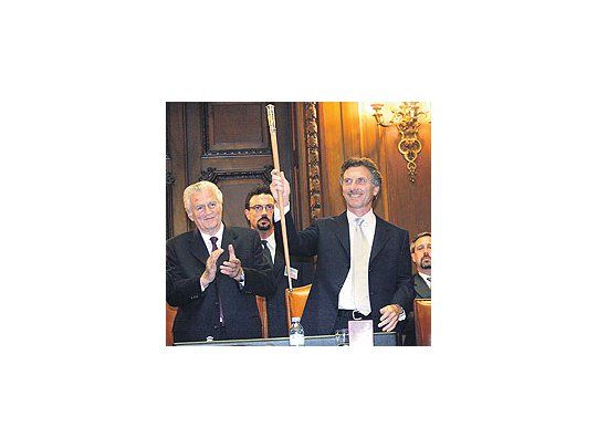 Levanta el bastón de gobernante de la Capital Federal Mauricio Macri. Fue en el PalacioLegislativo junto al saliente presidente de ese cuerpo, Santiago de Estrada.