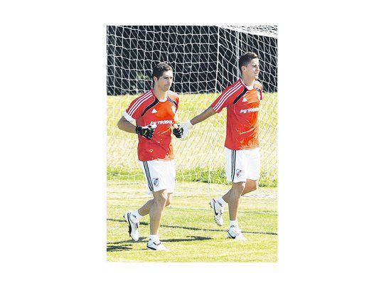 Leandro Chichizola entrena con Juan Pablo Carrizo, al que le pasará la posta del arco de River el sábado ante Arsenal.