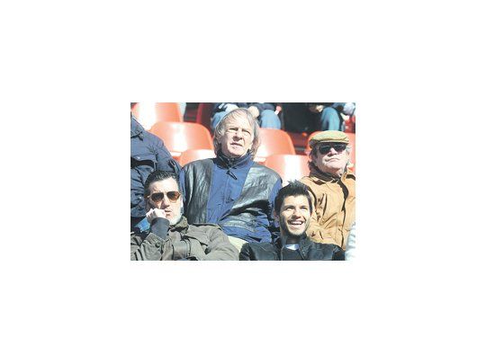 Otros tiempos. César Menotti en la platea con el expresidente Julio Comparada y Sergio «Kun» Agüero. Ayer inhibió a Independiente por una deuda de 350 mil dólares.