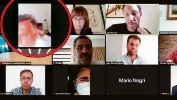 zoom cambiemos: blooper de macri con cama y pijamas