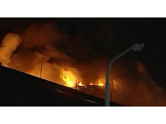 El fuego se habría iniciado por un cortocircuito en una de las cámaras frigoríficas.