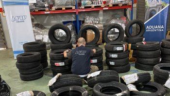 mas de 7.500 neumaticos ingresados de contrabando fueron incautados por la aduana