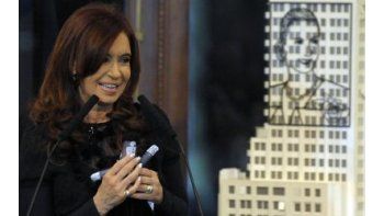 ámbito.com | Cristina de Kirchner en Casa de Gobierno al anunciar la nueva obligación para la banca privada.