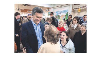 El jefe de Gobierno porteño, Mauricio Macri, ayer desayunó con adultos mayores que concurren a un Centro de Día en el barrio porteño de Villa Pueyrredón.