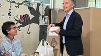 Sin facturas. Mauricio Macri apareció a votar con una bolsa blanca con un paquete de delicias de panadería para fiscales y autoridades de mesa y se las llevó.