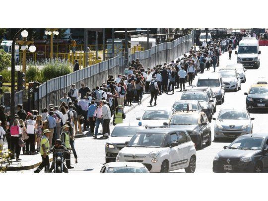 Complicaciones. Más allá de los inconvenientes para circular con los vehículos, quienes trabajan en Puerto Madero debieron padecer las largas colas para ingresar al barrio: tenían que estar previamente acreditados.
