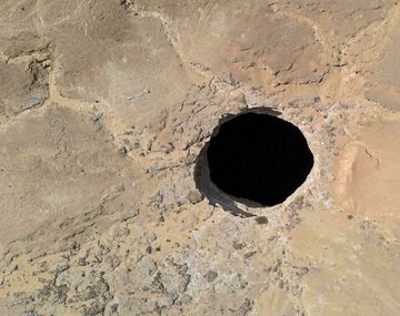 El pozo del infierno se ubica en el desierto de la provincia de Al Mahra.
