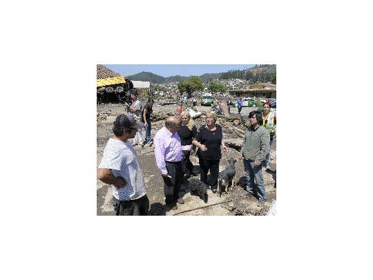 Bachelet junto a vecinos recorriendo las zonas afectadas de Concepción.