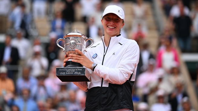 Swiatek alzó su tercer trofeo de Roland Garros.