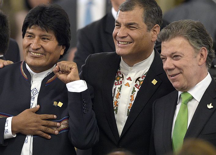 Evo Morales, mandatario boliviano, junto a Correa y Santos.