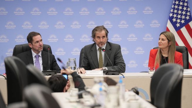 Bertie Benegas Lynch y Silvia Lospennato, en la constitución del Grupo Parlamentario de Amistad con los Estados Unidos.
