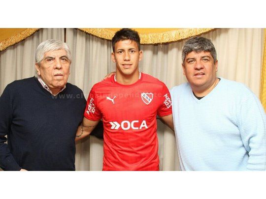 Meza con la camiseta de Independiente con Hugo y Pablo Moyano.