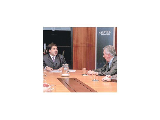 Ricardo Echegaray recibió ayer al titular de la AFA, Luis Segura, al que le reclamó que los clubes cumplan con el “Fair Play Financiero”.