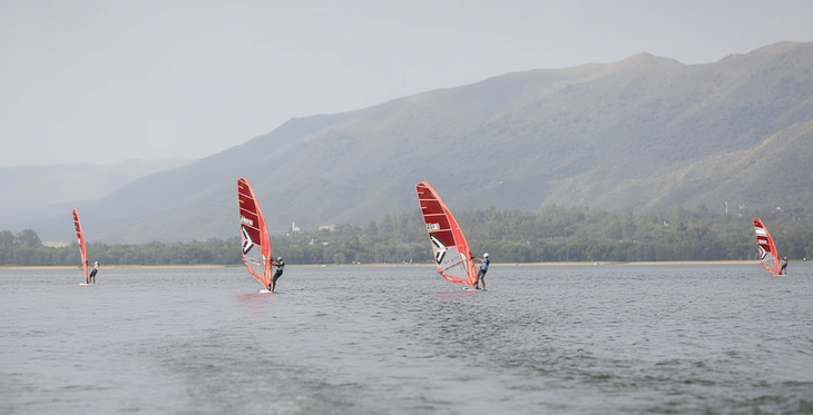 Competencias y deportes acuáticos forman parte del ecosistema sobre el Lago San Roque en Villa Carlos Paz Competencias y deportes acuáticos forman parte del ecosistema sobre el Lago San Roque en Villa Carlos Paz