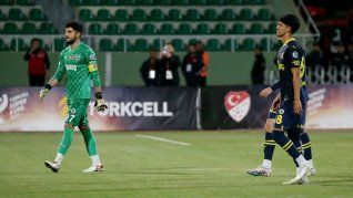Salida. Los jugadores de Fenerbahce dejan la cancha en la final de la Supercopa de Turquía. Galatasaray ganó el título por abandono del rival.&nbsp;