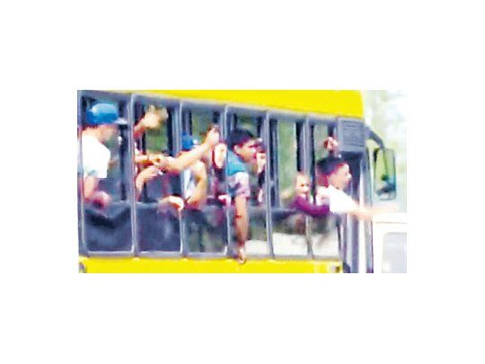 Caravana. Un grupo de jóvenes se trasladaban ayer en micros escolares para asistir al velatorio del joven asesinado Nicolás Rivero.