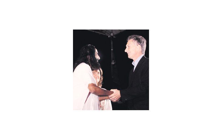 Mauricio Macri y el Sri Sri Ravi Shankar, ayer al inaugurar el Encuentro de Espiritualidad en el Centro Municipal de Exposiciones de la Ciudad de Buenos Aires, donde el jefe de Gobierno pronunció un discurso de apertura.