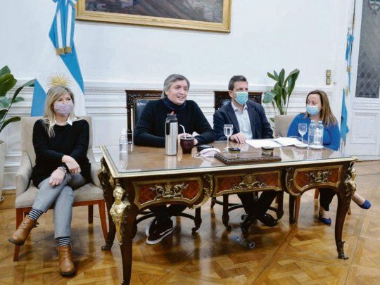 tridente. Máximo Kirchner, Sergio Massa y Cecilia Moreau comandaron ayer una reunión del bloque oficialista.