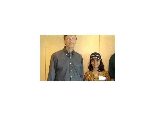Arifa Karim Randhawa junto a Bill Gates