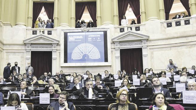 acuerdo. El jefe del radicalismo, Mario Negri, volvió al recinto tras el covid que lo alejó de la sesión por Boleta Única. Juntos por el Cambio consiguió algunas modificaciones sobre el “alivio fiscal” y votó con el oficialismo.