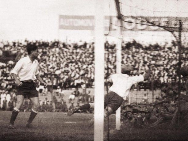 En la primera edición de la Copa, a la Argentina le faltaba un jugador para comenzar a jugar con Brasil. Para no quedar eliminada, tuvo que recurrir a la tribuna y ahí estaba el futbolista de Huracán José Laguna, quien bajó, se calzó la celeste y blanca y hasta convirtió el gol argentino. 