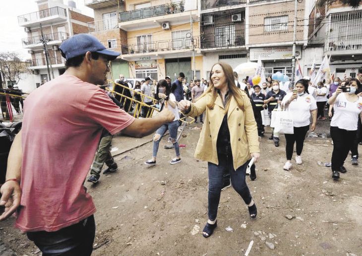barrios.  El candidato del FdT Leandro Santoro ayer en el porteño Parque Los Andes reclamó vacantes escolares. María Eugenia Vidal recorrió barrios del sur de la Ciudad de Buenos Aires.
