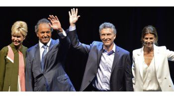 Foto final: Las parejas presidenciales, Daniel Scioli y Karina Rabolini y Mauricio Macri y Juliana Awada.