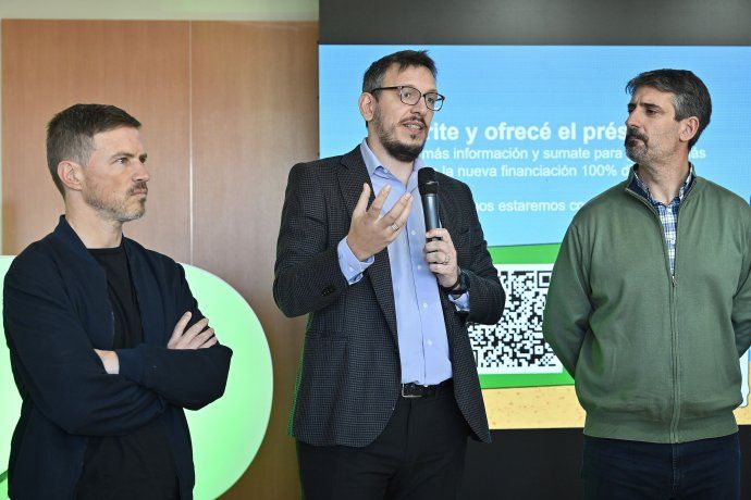 El ministro de Producción, Ciencia e Innovación Tecnológica bonaerense, Augusto Costa; el presidente de Banco Provincia, Juan Cuattromo; y el intendente de General Alvarado, Sebastián Ianantuony, durante la presentación del programa “Tu préstamo acá: Especial Verano” El ministro de Producción, Ciencia e Innovación Tecnológica bonaerense, Augusto Costa; el presidente de Banco Provincia, Juan Cuattromo; y el intendente de General Alvarado, Sebastián Ianantuony, durante la presentación del programa “Tu préstamo acá: Especial Verano”