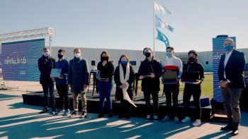 Fundación YPF entregó notebooks y material educativo a escuelas de Neuquén.