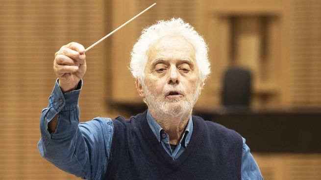 El maestro Nicola Piovani en uno de sus ensayos en el Teatro Colón. Foto: Arnaldo Colombaroli.