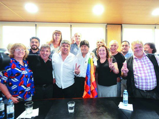 Aliados. Evo Morales fue recibido por Pablo Moyano en la sede del Sindicato de Camioneros, junto a representantes de distintos gremios que conforman el Frente Sindical. Los gremialistas le dieron apoyo “en el proceso de exilio que padece desde hace unos meses”. Además, los dirigentes le confirmaron asistencia al acto que el boliviano realizará el próximo 22 en la Capital Federal.
