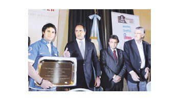 ámbito.com | El gobernador de la provincia de Buenos Aires, Daniel Scioli; el intendente de Mar del Plata, Gustavo Pulti, y el mandatario sanjuanino, José Luis Gioja, le hicieron entrega de una plaqueta a Alejandro Patronelli.
