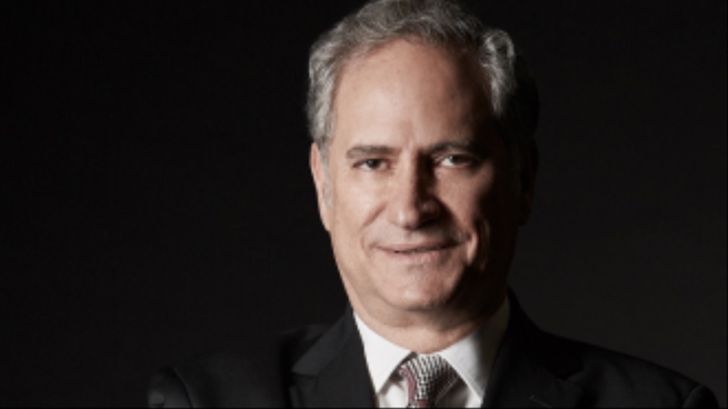 Conoce la historia de Alejandro Soberón Kuri, uno de los empresarios más destacados de México.