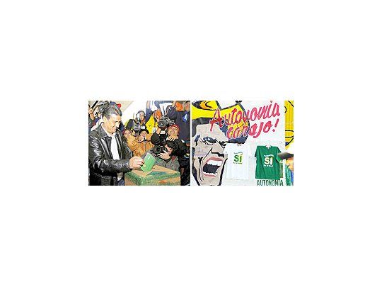 El prefecto de Beni, Ernesto Suárez, vota ante una multitud de fotógrafos, en lo que constituyó un protagonismo inédito de quien gobierna uno de los departamentos más pobres de Bolivia.