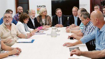 Pulseada. Los funcionarios de Lifschitz, ayer durante la reunión con los dirigentes docentes. La negociación continuará la semana que viene.