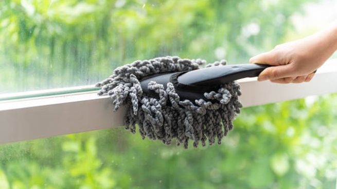 El método casero poco conocido y muy efectivo para limpiar el polvo de los rieles de las ventanas