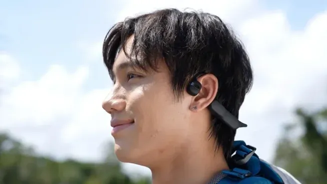 Parecen unos simples auriculares, este aparato cumple varias funciones extra que lo destacan.