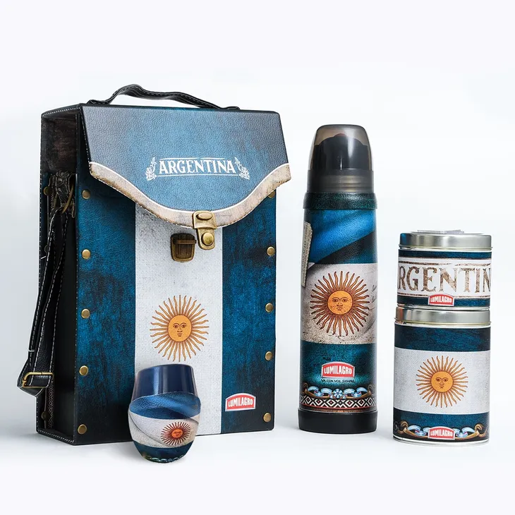 En plena reconversión, el equipo matero refleja el nuevo enfoque de la empresa: más diseño, diversificación de productos y un esquema productivo adaptado a la competencia global En plena reconversión, el equipo matero refleja el nuevo enfoque de la empresa: más diseño, diversificación de productos y un esquema productivo adaptado a la competencia global