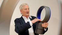 James Dyson redefinió la tecnología doméstica con inventos como la aspiradora sin bolsa y el ventilador sin aspas, creando un imperio de miles de millones.