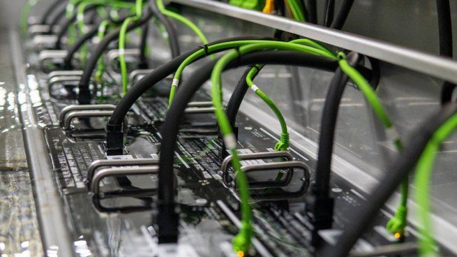 El enfriamiento líquido destaca por su capacidad superior de transferencia térmica. 