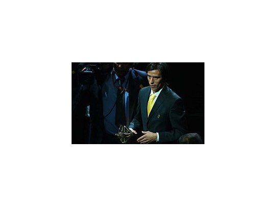Lucas Lobos fue galardonado como mejor jugador del Apertura 2011.