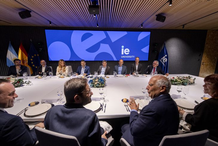 Cena en la IE University.