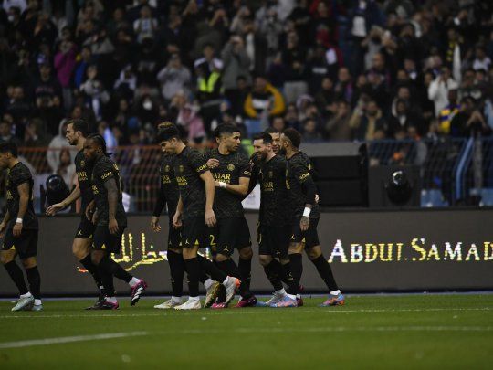 Messi abrió el marcador en Riad tras un pase formidable de Neymar.