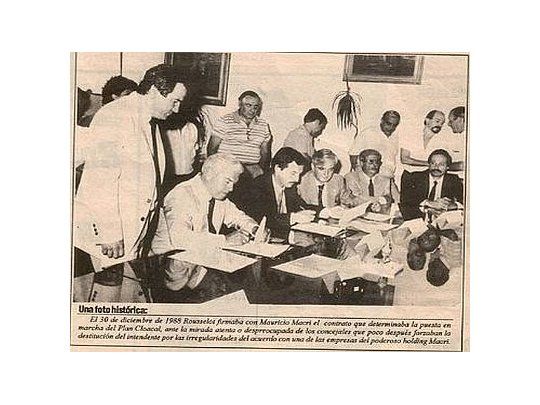 El 30 de diciembre de 1988 Rousellot firmaba con Mauricio Macri el contrato que determinaba la puesta en marcha del Plan Cloacal, ante la mirada atenta o despreocupada de los concejales que poco después forzaban la destitución del intendente por irregularidades del acuerdo con una de las empresas del poderoso holding Macri.