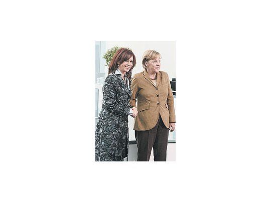 La candidata Cristina Kirchner logró la foto esperada con lacanciller alemana, Angela Merkel, luego de su breve reuniónde sólo 20 minutos.