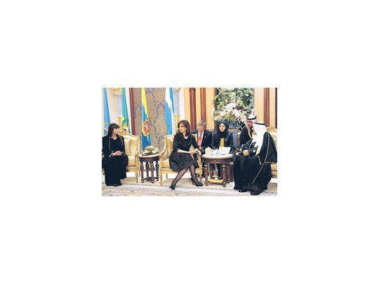 Recepción de gala en el palacio real de Kuwait. Cristina de Kirchner hasta le presentó a su hija, Florencia, al emir Sabah IV Al-Ahmad Al-Jaber Al-Sabah.